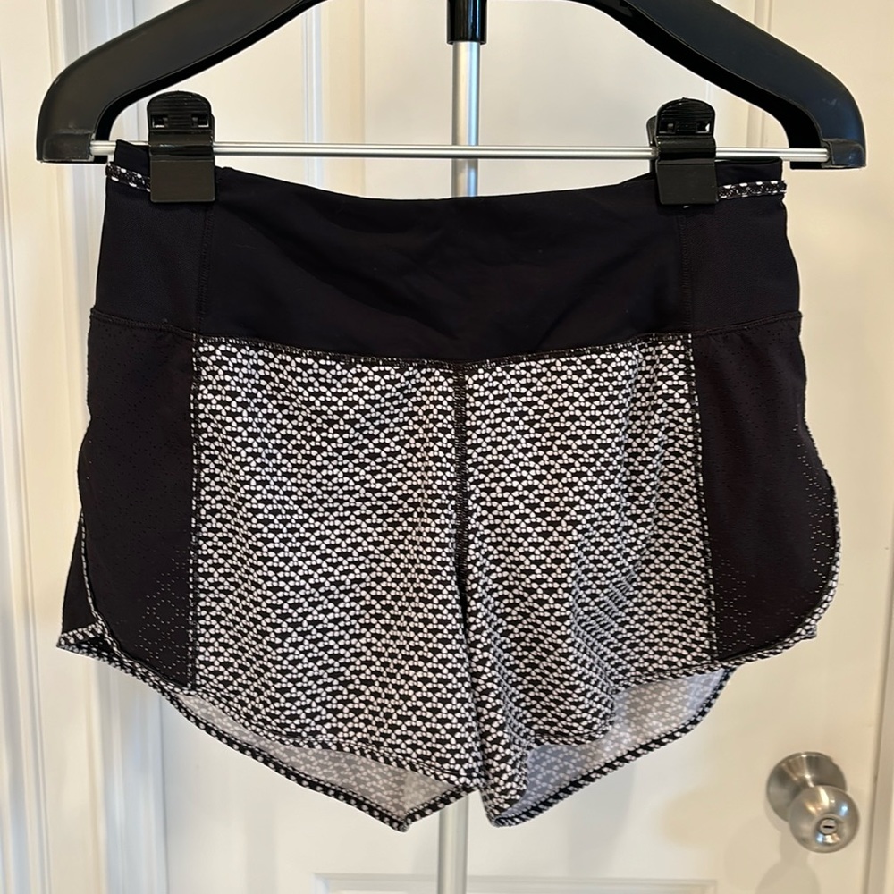 Lululemon. Speed up high rise lined shorts 2.5”. Black and white
